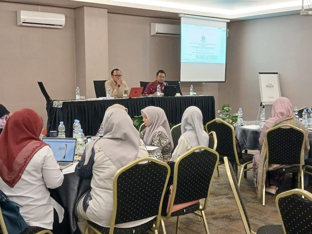 WORKSHOP: Ketua Pusat Penelitian, Muhammad Taufik (kiri) dan Kepala Pusat Pengabdian, Aulia Rahmat, dari Lembaga Pengabdian dan Penelitian Masyarakat (LP2M) UIN Imam Bonjol Padang, ketika memaparkan inovasi baru dalam kegiatan KKN, Penelitian dan Pengabdian, dalam workshop
