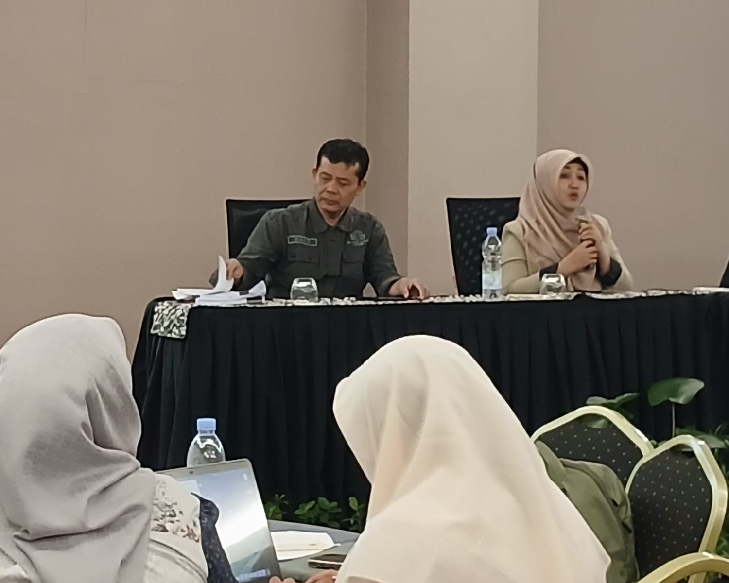 Rektor UIN IB Padang memberikan sambutan pada workshop kurikulum KKN MBKM di Hotel Premiere
